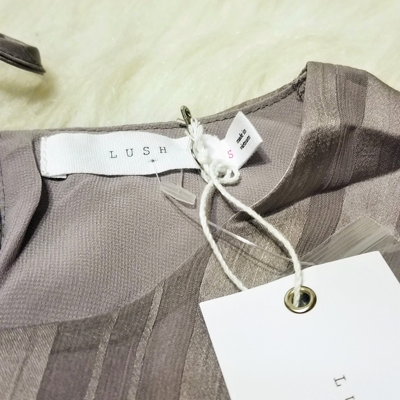 LUSH Ruffle Victorian Shake Top - Picture 11 of 14